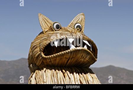 Testa di drago sulla barca Reed, Uros Floating isole di canne, il lago Titicaca, Perù Foto Stock