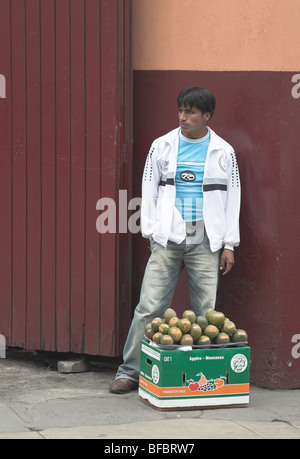 Lima, Perù, Street vicino a Plaza de Armas o Plaza Mayor: un uomo in una strada vendono frutti Foto Stock