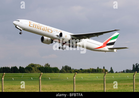 Boeing 777 operati da Emirates decollo dall'Aeroporto di Birmingham Foto Stock