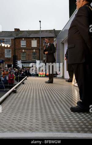 Nick Fry (GBR) dare la parola alla folla durante la Brawn GP Parade a Brackley Northamptonshire Foto Stock