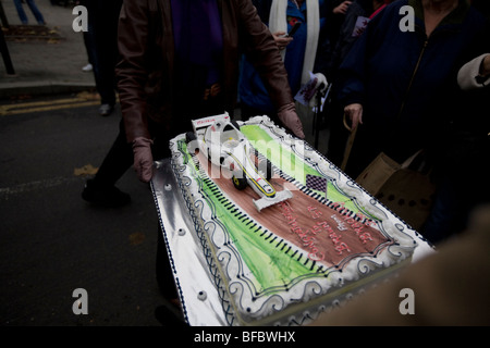 Celebrazione torta presentati ai campioni del Mondo di Formula 1 Brawn GP Foto Stock