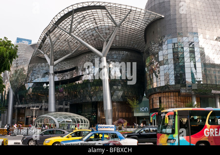 Tenda da sole vetrate tetto sopra la voce che lo ION Orchard shopping center building, Orchard Rd, Singapore Foto Stock