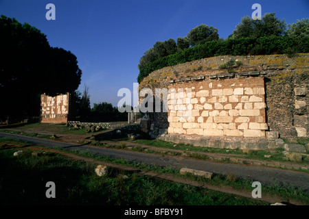 Italia, Roma, via Appia Antica, Vecchia via Appia, sepolcro di Casal Rotondo Foto Stock