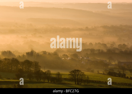 Sunrise, e la nebbia riempie la valle di Wharfedale in North Rigton, vicino a Harrogate nel North Yorkshire, Regno Unito Foto Stock