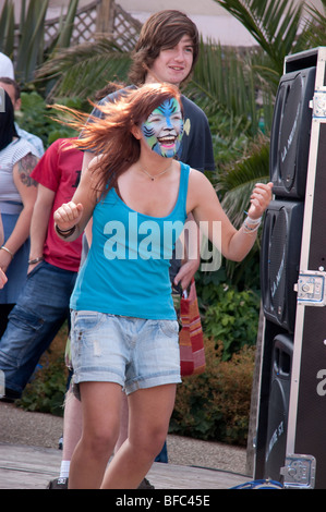 Jersey 2009 ragazza con faccia dipinta a ballare il rock band in Saint Helier Foto Stock