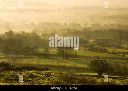 Sunrise, e la nebbia riempie la valle di Wharfedale in North Rigton, vicino a Harrogate nel North Yorkshire, Regno Unito Foto Stock