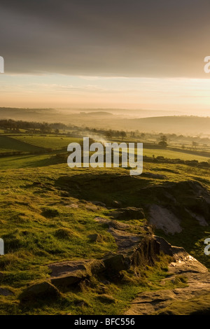 Sunrise, e la nebbia riempie la valle di Wharfedale da North Rigton, vicino a Harrogate nel North Yorkshire, Regno Unito Foto Stock