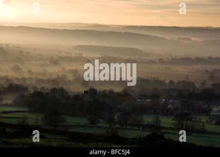 Sunrise, e la nebbia riempie la valle di Wharfedale da North Rigton, vicino a Harrogate nel North Yorkshire, Regno Unito Foto Stock