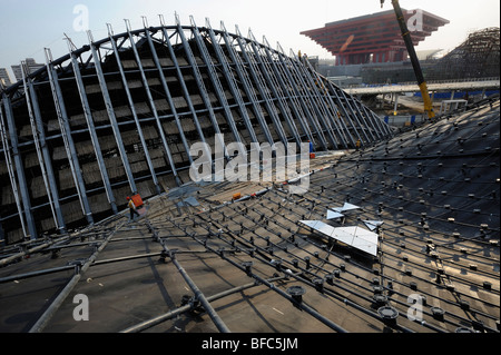 Lavoratori cinesi sul sito di costruzione del World Expo 2010 a Shanghai in Cina. 15-ott-2009 Foto Stock