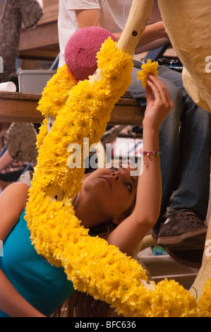 Jersey 2009 Battaglia dei Fiori - preparazione fiori di fissaggio al galleggiante statue e figure Foto Stock