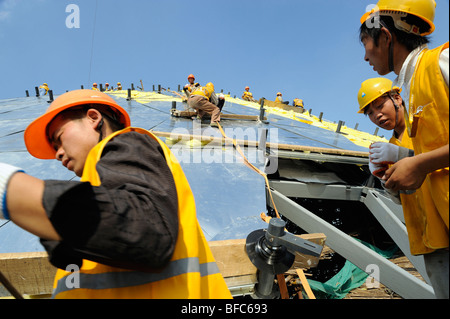 Lavoratori cinesi sul sito di costruzione del World Expo 2010 a Shanghai in Cina. 15-ott-2009 Foto Stock