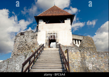 Il castello di Visegrad nel cielo ( Visegrád di v r - Fellegv r], Ungheria Foto Stock