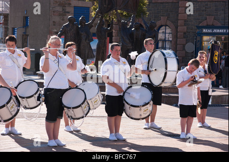 Jersey 2009 Saint Helier Piazza Liberazione il Dolphin Marching Band di eseguire Foto Stock