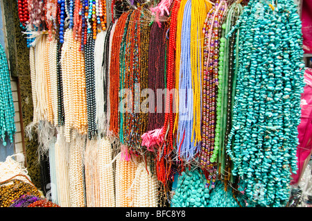 Perle, gemme colorate, le perle e le pietre per la vendita in Chinatown, Bangkok, Thailandia Foto Stock