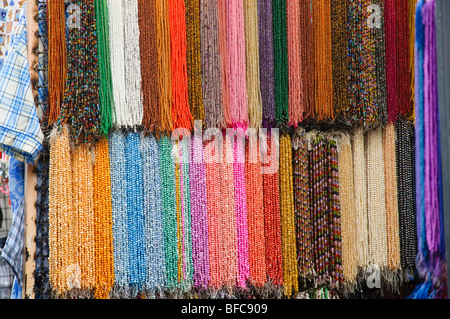 Perle, gemme colorate, le perle e le pietre per la vendita in Chinatown, Bangkok, Thailandia Foto Stock