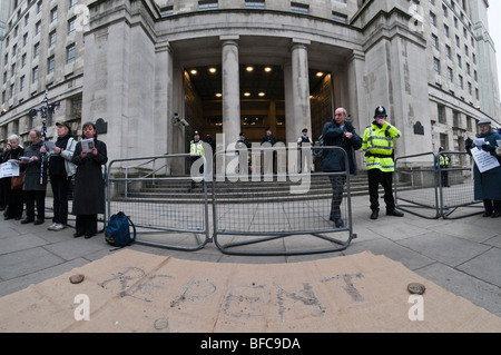 Pax Christi & Christian CND liturgia del Mercoledì delle Ceneri di pentimento e di resistenza al ministero della Difesa contro le armi nucleari Foto Stock