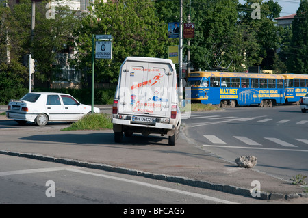 Parcheggiati illegalmente corriere bianco van sul marciapiede a Debrecen Ungheria Europa orientale Foto Stock