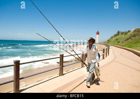 Pescatore in Umhlanga Rocks sea wall. Vicino a Durban, Sud Africa. Foto Stock