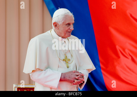 Papa Benedetto XVI durante la cerimonia di benvenuto all aeroporto di Praga, Repubblica ceca, 26 settembre 2009. Foto Stock