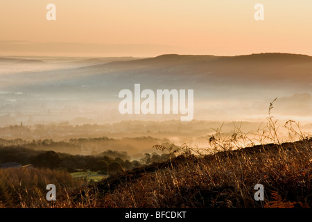 Sunrise, e la nebbia riempie la valle di Wharfedale. Una vista da Ilkley Moor nel West Yorkshire, Inghilterra Foto Stock