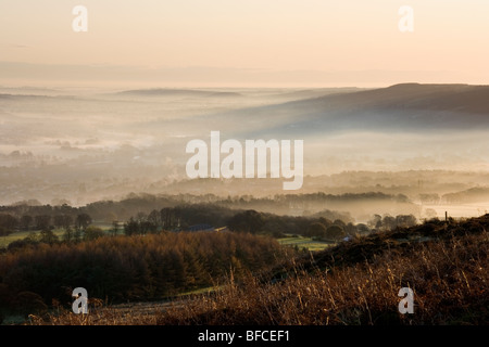 Sunrise, e la nebbia riempie la valle di Wharfedale. Una vista da Ilkley Moor nel West Yorkshire, Inghilterra Foto Stock