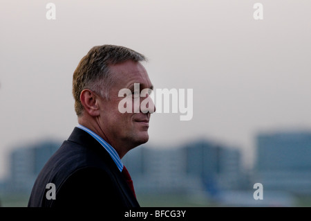 Il primo ministro ceco Mirek Topolanek di attesa per il presidente degli Stati Uniti Barack Obama presso l'aeroporto di Praga, 4 aprile 2009. Foto Stock