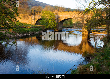 Soleggiato ponte sopra il fiume Wharfe sul Bolton Abbey Estate in Wharfedale nello Yorkshire, Foto Stock