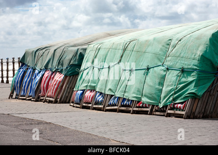 Sedie a sdraio sotto il coperchio sul lungomare di Blackpool Regno Unito Foto Stock