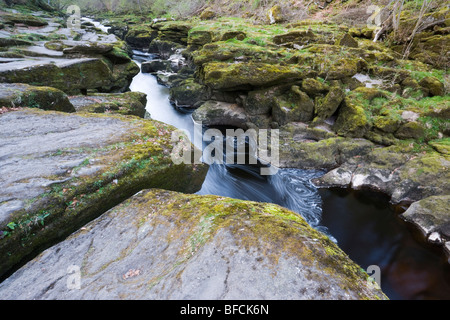 L 'hotel Astrid un canale stretto sul fiume Wharfe a Bolton Abbey in Wharfedale nello Yorkshire Foto Stock