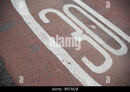 Un bianco a trenta miglia all'ora segno di avvertimento è dipinta su una strada del Regno Unito per l'attenzione degli automobilisti. Foto Stock