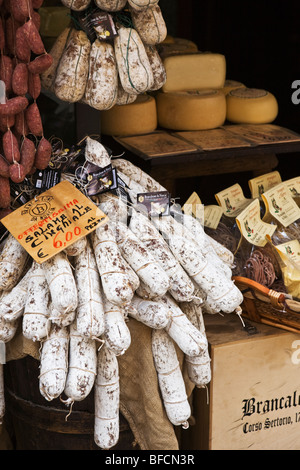 Un deli shop visualizzazione dei cibi locali Norcia Umbria Italia Foto Stock