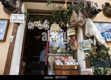 Un negozio di gastronomia davanti a Norcia Umbria Italia Foto Stock