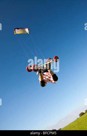 Sport estremo, freestyle kite landboarding, battenti la navigazione in campo aperto Foto Stock