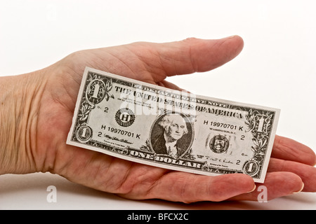 Mano che tiene una rappresentazione di un dollaro americano Bill Foto Stock