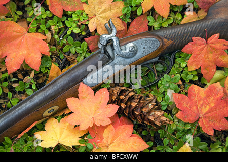 Muso di antiquariato del caricatore fucile flintlock shotgun in foglie di autunno Foto Stock