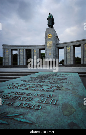 Berlino. Germania. Guerra sovietica memoriale sulla Strasse des 17 Juni, Tiergarten. Foto Stock