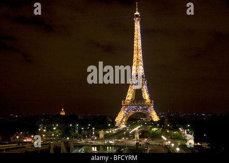 La Torre Eiffel illuminata di notte si trova su Champ de Mars a Parigi, Francia. Foto Stock