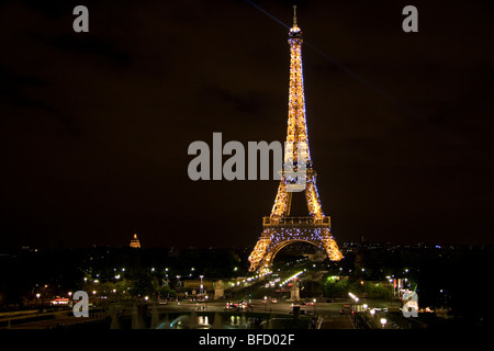La Torre Eiffel illuminata di notte si trova su Champ de Mars a Parigi, Francia. Foto Stock