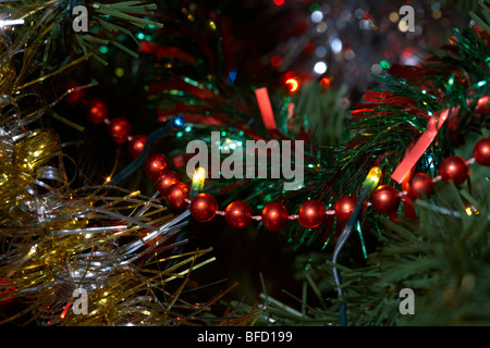 Basso consumo di energia led natale luci fairy appeso a un albero di Natale artificiale Foto Stock