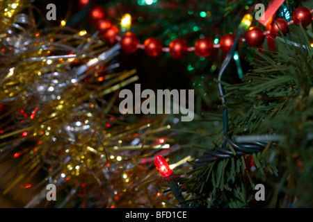 Basso consumo di energia led natale luci fairy appeso a un albero di Natale artificiale Foto Stock