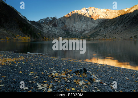 Sunrise a condannare il lago in Eastern Sierra Nevada (California, USA) Foto Stock