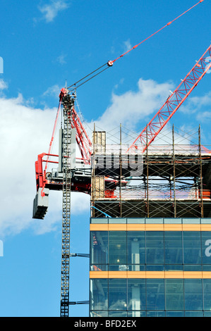 Costruzione di gru a torre sul tetto del nuovo edificio di Boston Massachusetts, STATI UNITI D'AMERICA. Foto Stock