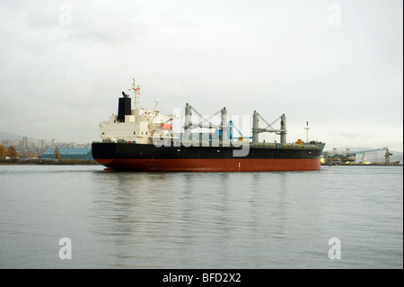 Nave in arrivo a Vancouver BC port Foto Stock