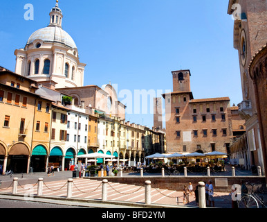 Piazza delle Erbe con la cupola della Basilica di San Andrea Chiesa di Mantova, Lombardia, Italia Foto Stock