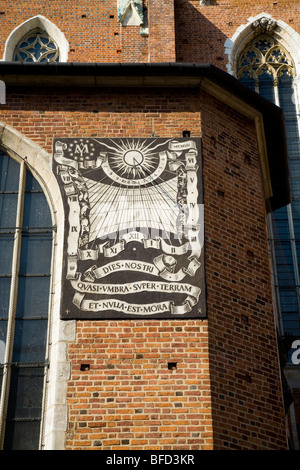 Orologio solare / Sun dial sulla parete a St Marys Basilica. St Mary's Square, Cracovia. La Polonia. Foto Stock