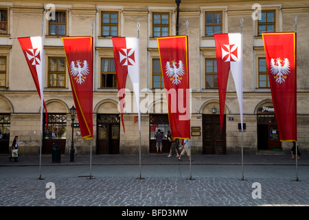 Lucidare le bandiere e gli striscioni sul display in piazza delimitata da Beskid Rynek. Cracovia. La Polonia. Foto Stock