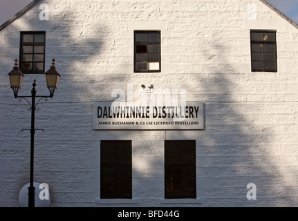 Pomeriggio di sole sul timpano parete del Dalwhinnie distilleria in Scozia Foto Stock