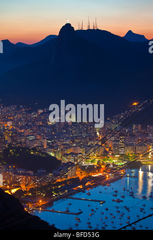 Notte vedute di Rio de Janeiro in Brasile da la Montagna Sugar Loaf Foto Stock