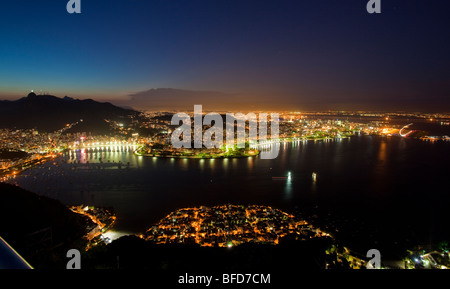 Notte vedute di Rio de Janeiro in Brasile da la Montagna Sugar Loaf Foto Stock