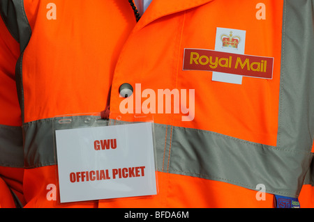 Royal Mail sciopero postale ufficiale badge picchetto sui lavoratori giubbotti catarifrangenti Foto Stock